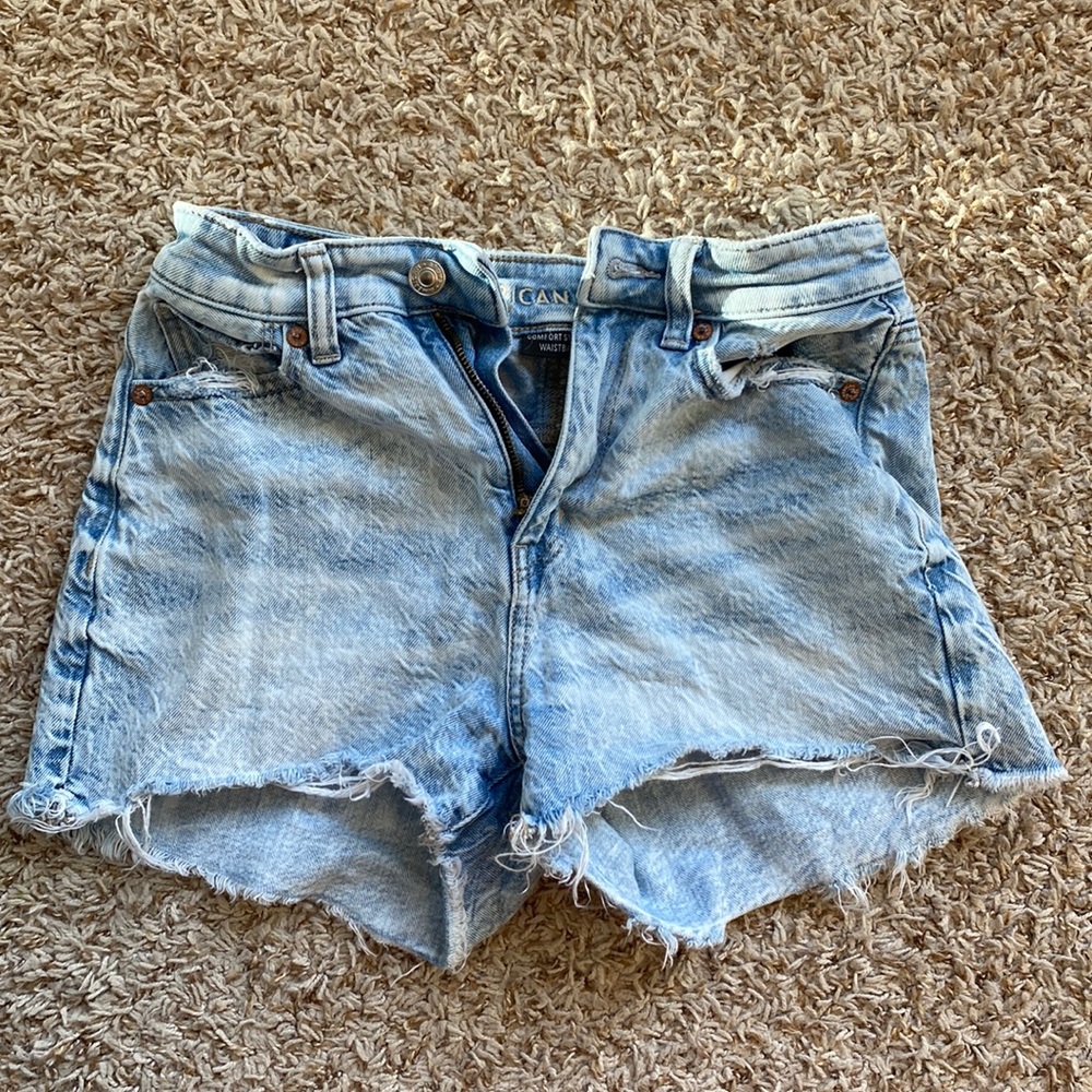 American eagle light wash blue jean shorts in size 00.